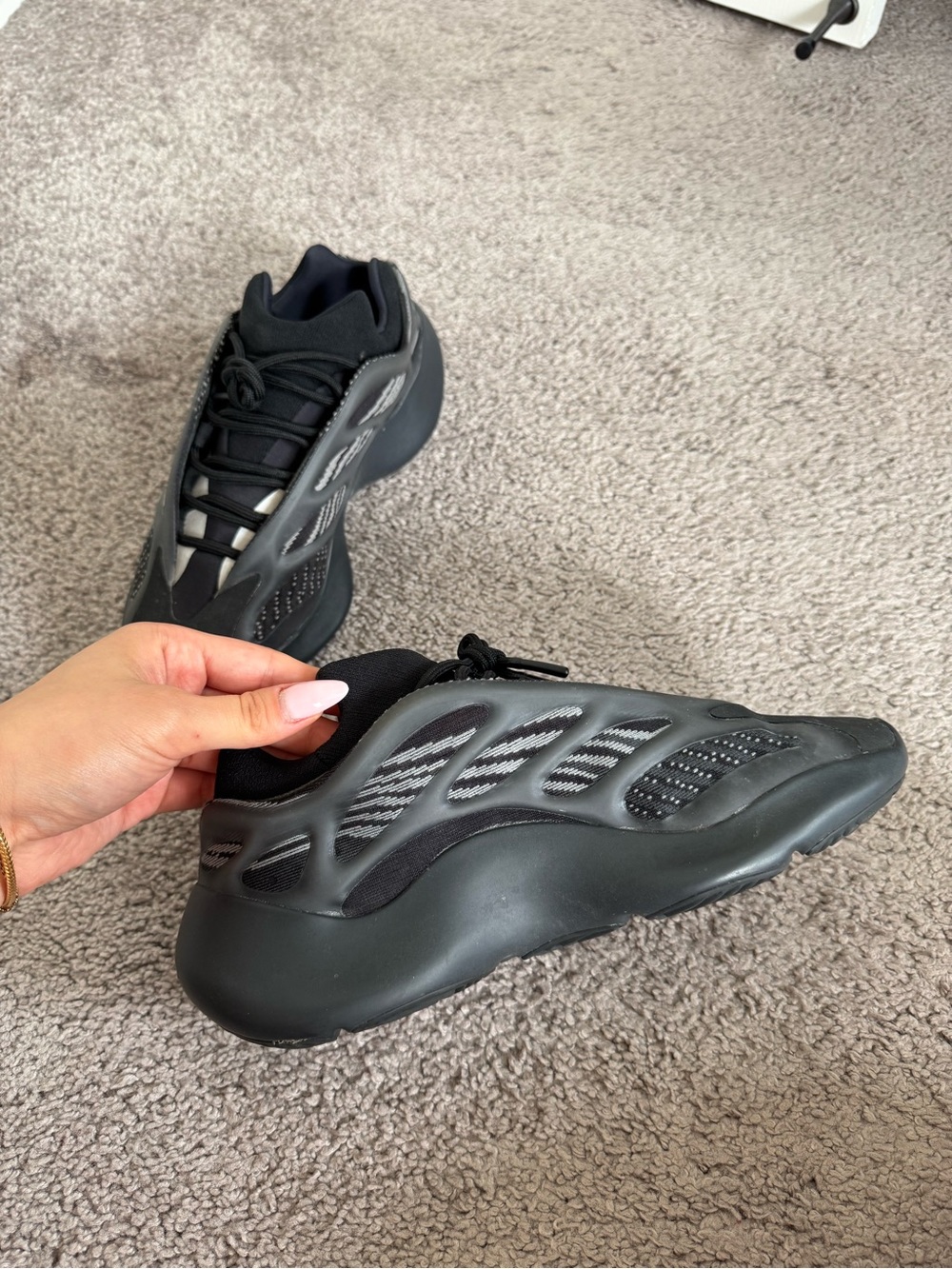 Yeezy 700v3 - Picture 2 of 3